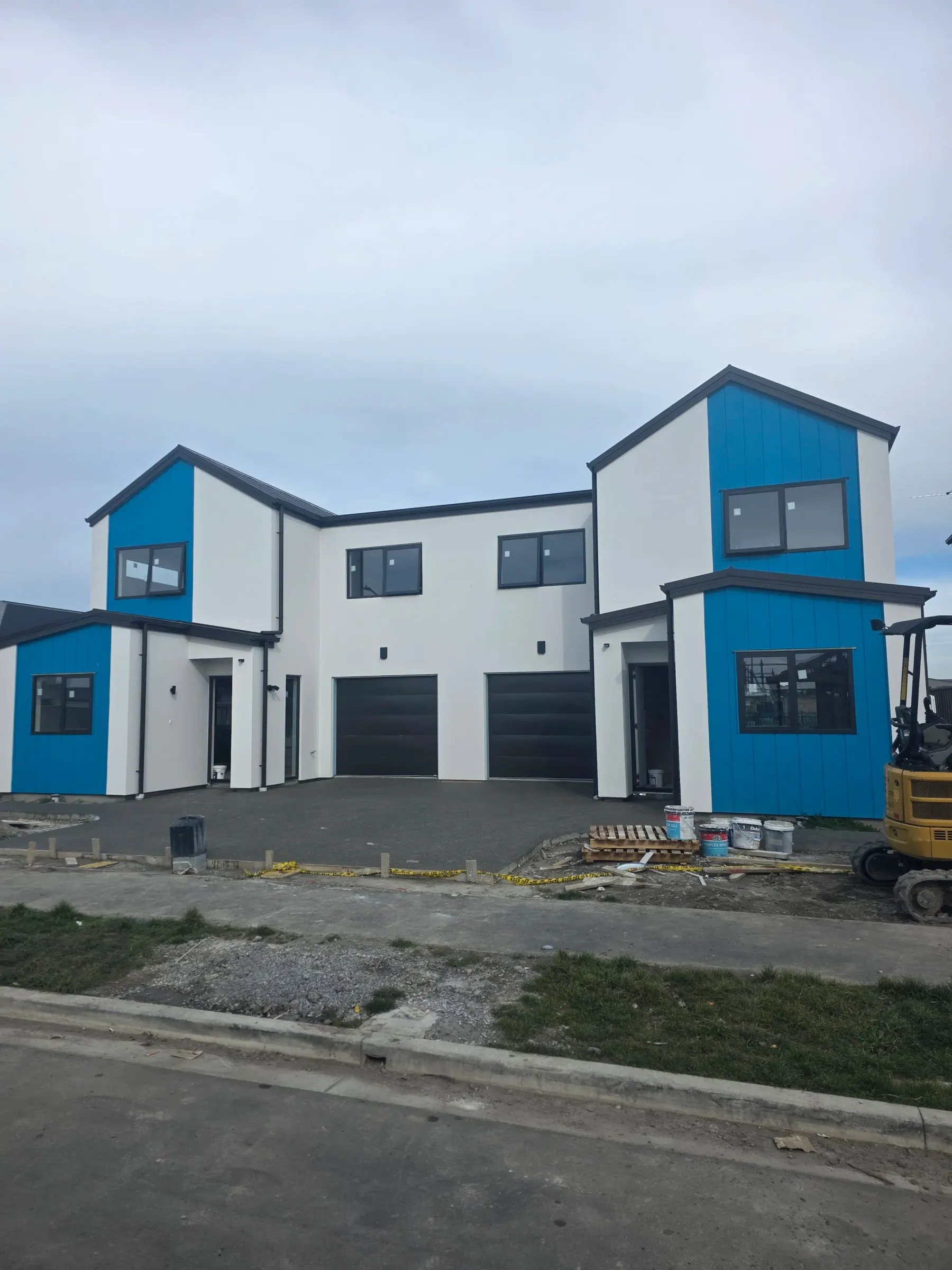 Townhouses with white plaster and blue feature cladding panels